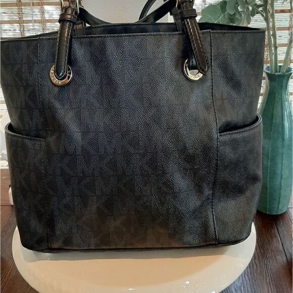 Michael Kors tote  - Picture 1 of 5